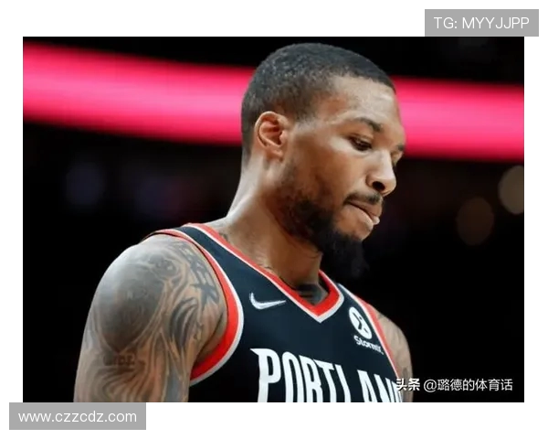 36岁贝尔晒雪山度假照手持啤酒享受悠闲退休生活笑容满面