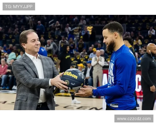 拉科布谈库里伤情不明球队需咬牙坚持争取胜利